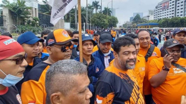 Presiden Serikat Buruh Said Iqbal di antara massa buruh demo kenaikan harga BBM