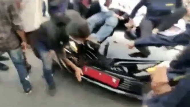 Viral Mobil Dinas Wali Kota Cilegon Kena Amuk Demo BBM