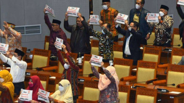 Aksi Walk Out PKS terkait kenaikan harga BBM
