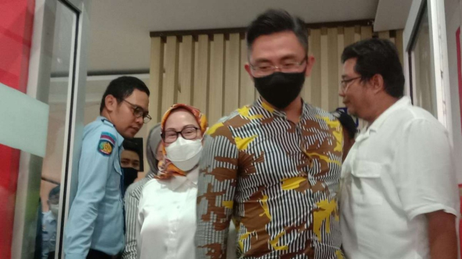Mantan Gubernur Banten Ratu Atut Chosiyah datang ke Bapas Serang.