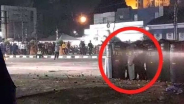 Screenshot video viral polisi di Makassar tembaki massa demo BBM pakai busur