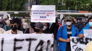 Mahasiswa demo  tolak kenaikan harga BBM subsidi. 