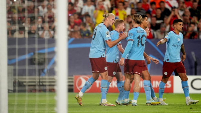 Para pemain Manchester City rayakan gol. 