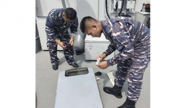Serpihan pesawat latih TNI AL yang jatuh di perairan Madura