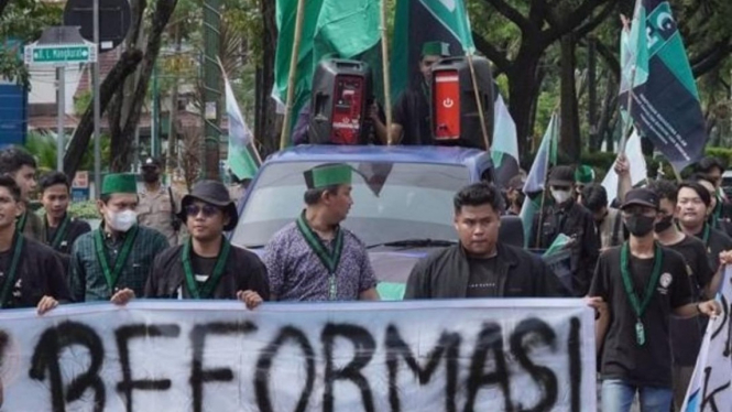 Aksi massa HMI demo kecam represif aparat Polri.