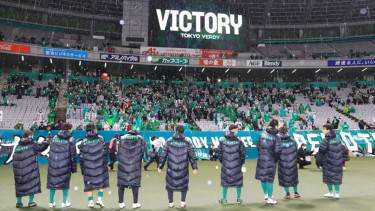 Pemain Tokyo Verdy menyapa suporter