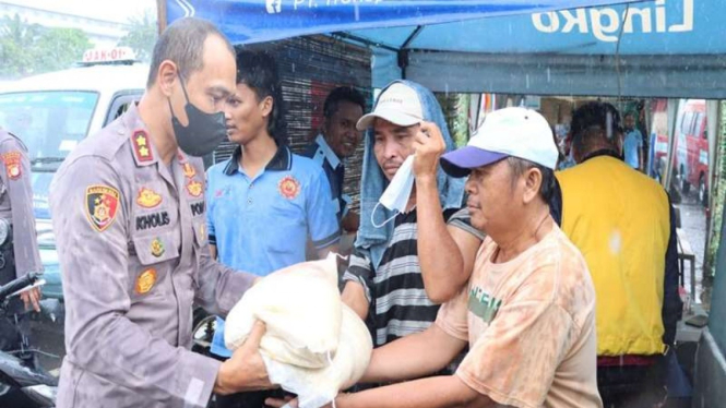 Kapolres Pelabuhan Tanjung Priok AKBP Putu Kholis Aryana (kiri)