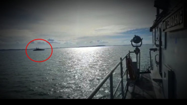 VIVA Militer: KRI Lemadang-632 intercept HMAS Maryborough-95
