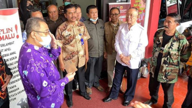 Mantan Wali Kota Bandung, Dada Rosada, (baju putih) bebas murni.