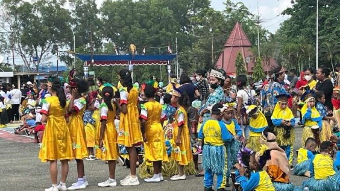 Para murid sekolah di Papua ikut lomba tari peringatan Hari Aksara Internasional