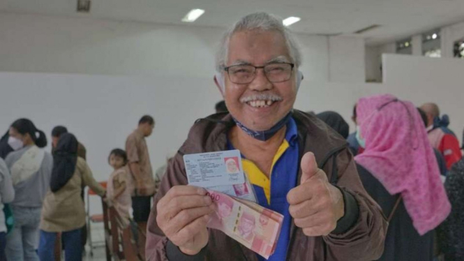 Warga menerima BLT BBM di Kota Bandung, Jawa Barat.