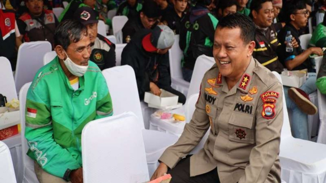 Kapolda Banten Irjen Rudy Heriyanto ngopi bareng Ojol.