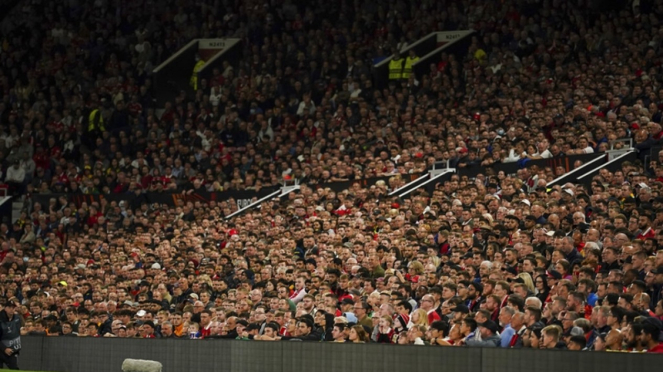 631af4b00d866-penghormatan-suporter-manchester-united-di-old-trafford-untuk-ratu-elizabeth-ii_663_372