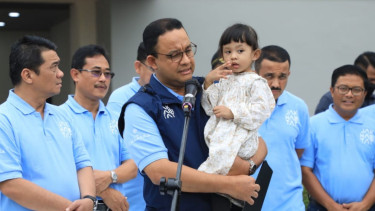Anies Baswedan menggendong anak penghuni Rumah DP 0 Rupiah