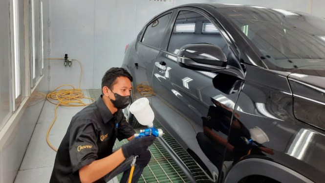 Ilustrasi pengecatan bodi mobil