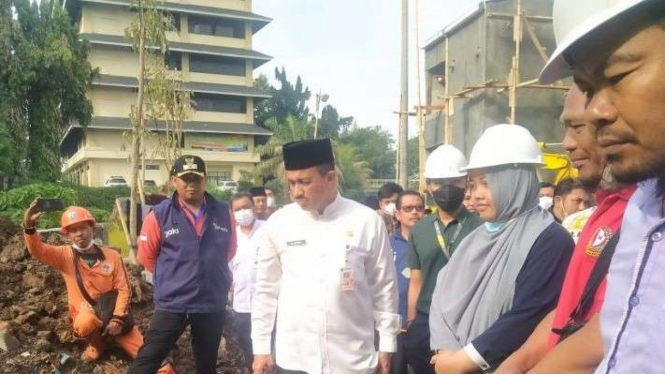 Wali Kota Jaktim Muhammad Anwar (tengah) meninjau revitalisasi permukiman warga.