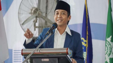 Wamen ATR BPN Raja Juli Antoni serahkan sertifikat aset Muhammadiyah di Gresik.