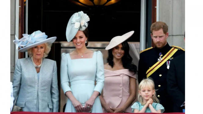 Camilla (kiri) dan Harry (kanan). Wajah Harry tampak tak bersemangat