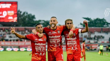 Pemain Bali United rayakan gol.