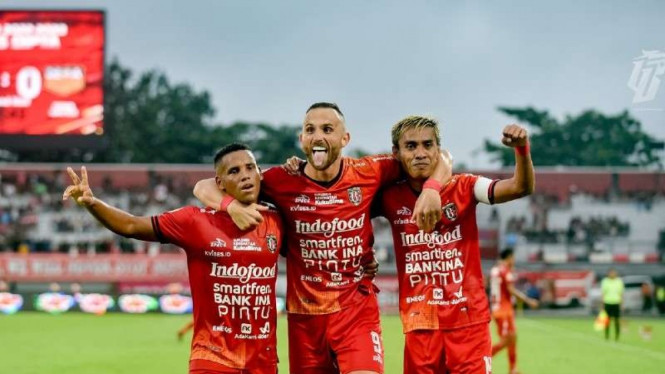 Pemain Bali United rayakan gol.