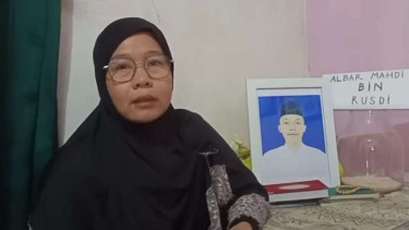 Soimah dan foto putranya Albar Mahdi santri Gontor yang meninggal dunia