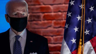 Presiden Amerika Serikat Joe Biden dan bendera AS