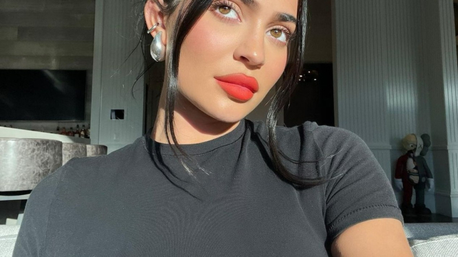 Patung menyeramkan di belakang Kylie Jenner.
