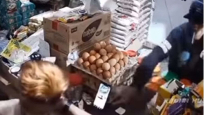 Maling menggasak handphone milik penjaga warung