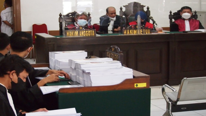 Majelis hakim sidang Ade Yasin