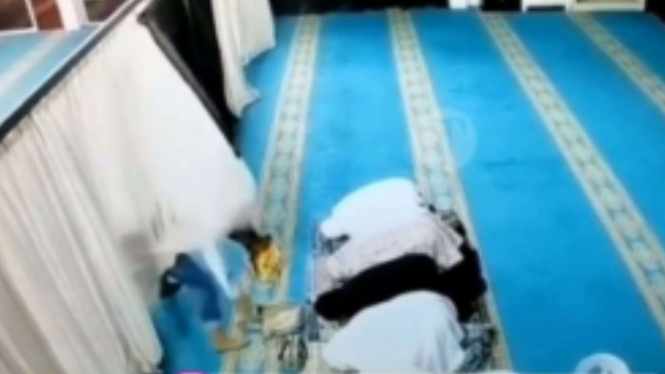 Pencuri saat salat berjamaah di masjid