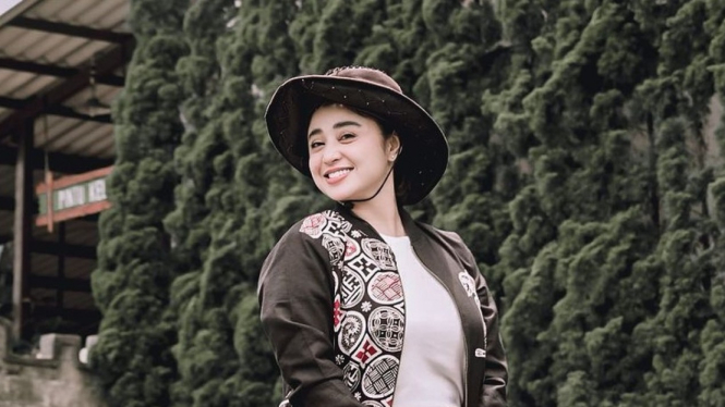 Dewi Perssik