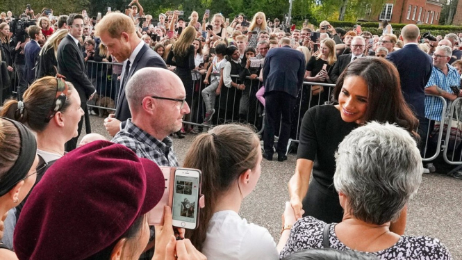 Meghan Markle menemui warga yang berbela sungkawa di Kastel Windsor.