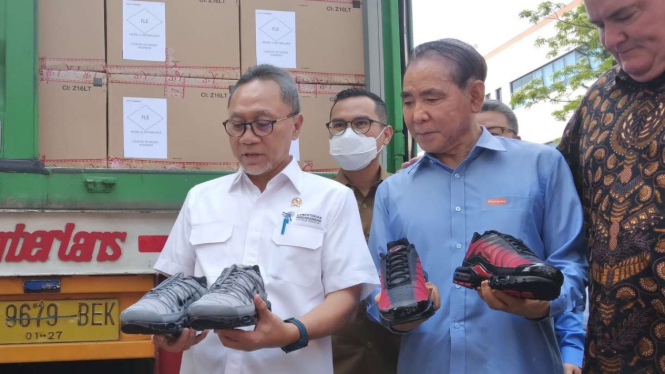 Mendag Zulkifli Hasan hadiri ekspor sepatu ke Eropa.