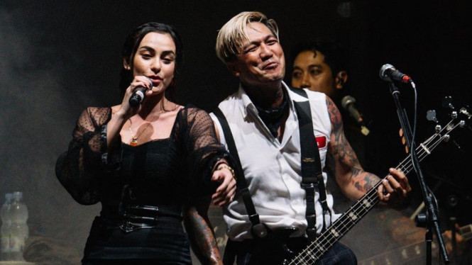 Penampilan Nora Alexandra sepanggung dengan SID