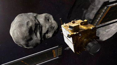 Pesawat ruang angkasa DART NASA yang mendekati asteroid Dimorphos.