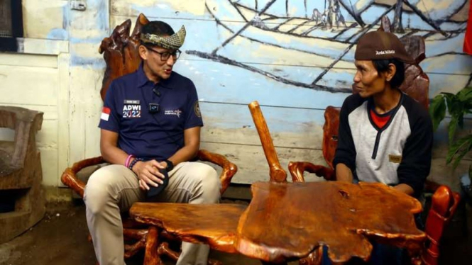 Sandiaga Uno bertemu pengrajin kayu