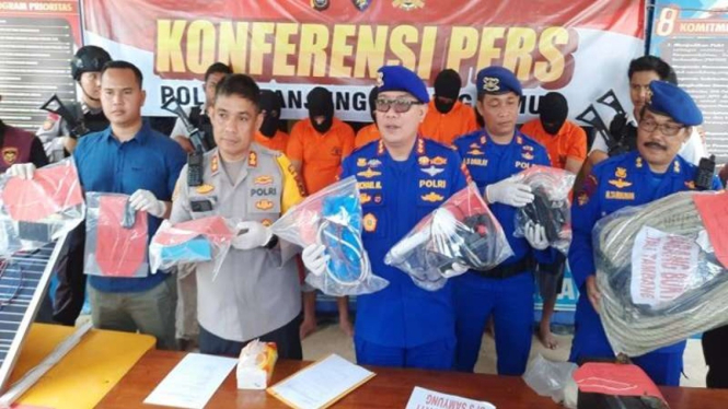 Ditpolairud Polda Jambi bersama Polres Tanjab Timur meringkus enam bajak laut