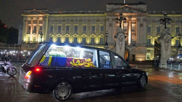 Mobil yang mambawa peti jenazah Ratu Elizabeth tiba di Istana Buckingham