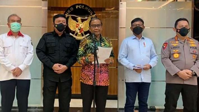 Menteri Koordinator Bidang Politik, Hukum, dan Keamanan Mahfud MD dalam konferensi pers bersama Kepala BIN, Kepala BSSN, dan Kepala Polri, di kantornya, Jakarta, Rabu, 14 September 2022.