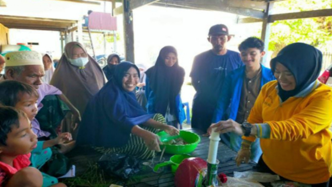 Dosen Unismuh Latih Warga Bikin Pakan Ikan dari Limbah Sayur