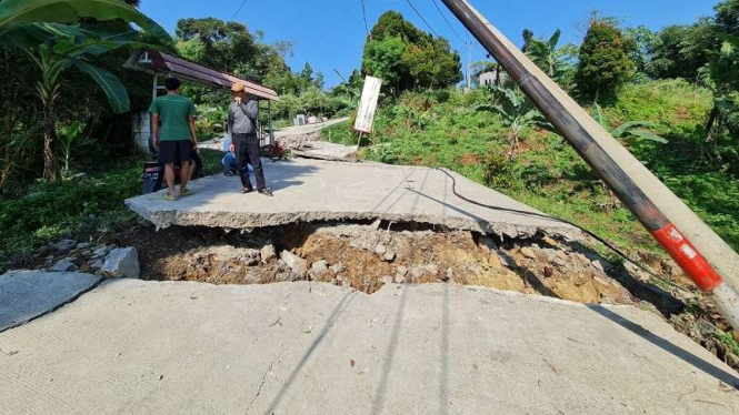 Jalan rusak akibat tanah bergerak di Bojong Koneng, Bogor.