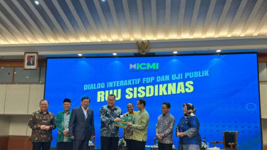 Ketua Umum ICMI Prof Arif Satria danIs