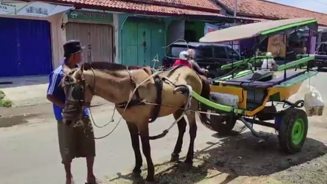 Kusir delman di Pasar Kendal, Jawa Tengah, ikut menaikkan tarif delman