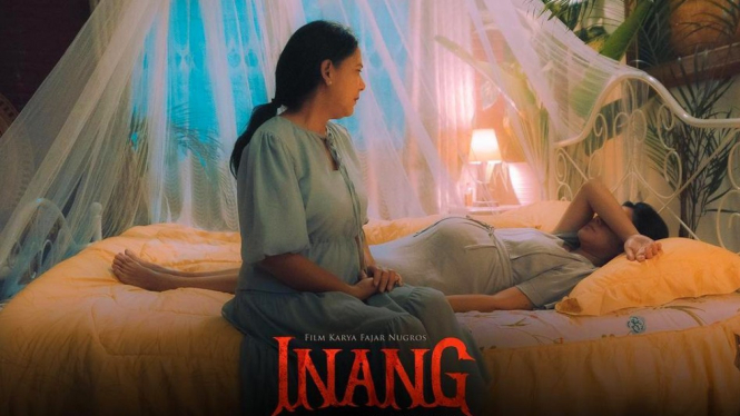 Lydia Kandou berakting dengan Naysilla Mirdad di film horor Inang