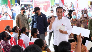 Presiden Jokowi membagikan BLT BBM di Kepulauan Aru Maluku