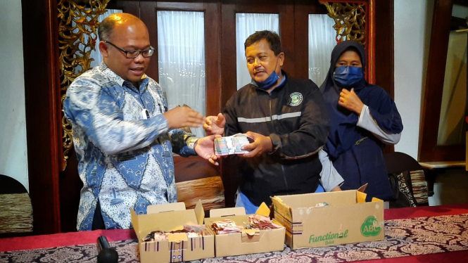 Sarmin terima uang penukaran tabungannya yang dimakan rayap dari Kepala BI Solo.