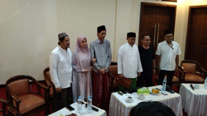 Eko Kuntadhi saat bertemu Ning Imaz dan pihak Pesantren Lirboyo di Kota Kediri.