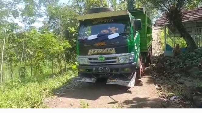 Truk tersesat ke kuburan di Desa Pringsari, Kabupaten Semarang, Jawa Tengah.