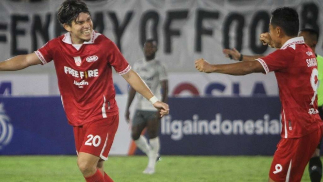Ryo Matsumura melakukan selebrasi gol Persis Solo