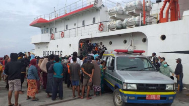 Kapal yang terbakar di Pulau Masalembu, Kabupaten Sumenep, Madura, Jawa Timur. 